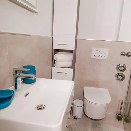 Big 3 Bedrooms At Ground Floor Apartment *